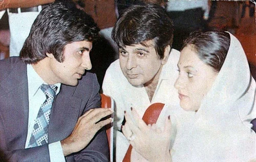 <div class="paragraphs"><p>Amitabh Bachchan, Dilip Kumar, and Jaya Bachchan at a film theatre</p></div>