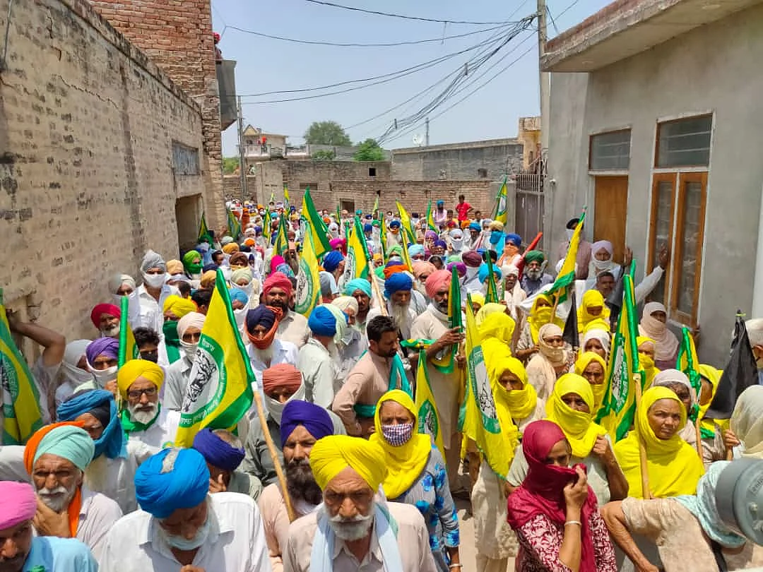 In front of BJP leader Dayal Sodhi’s house in Bathinda, farmers and workers gathered and burnt copies of agricultural laws.