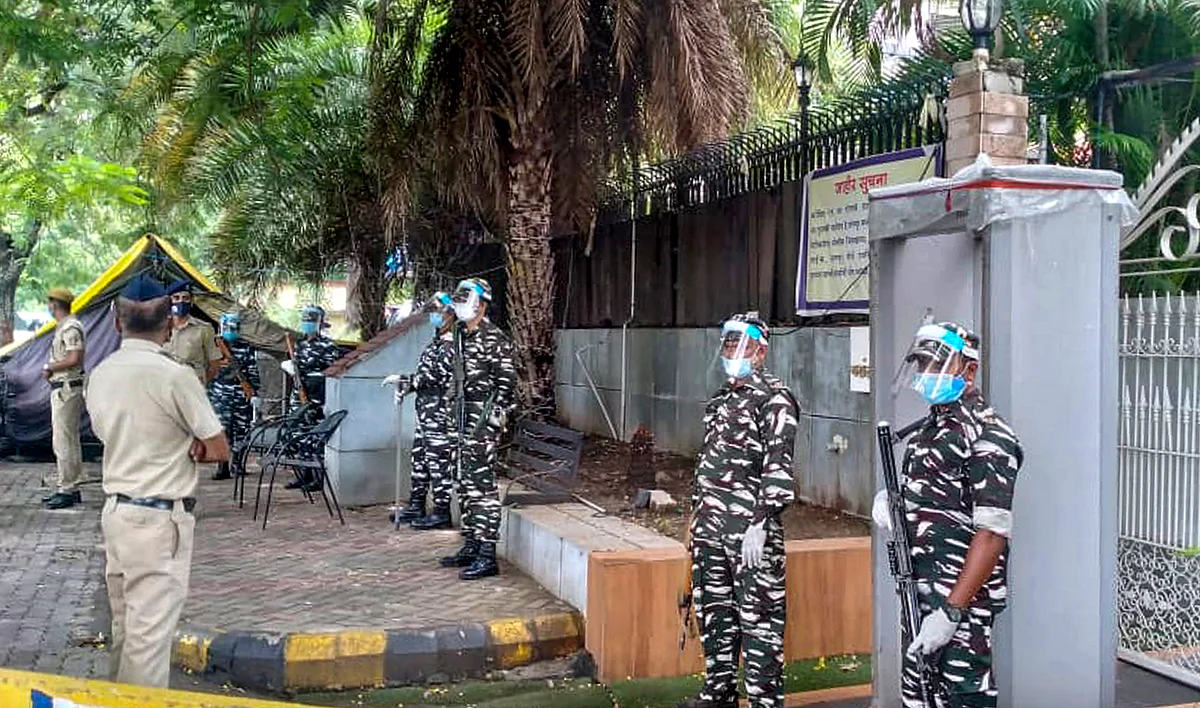 <div class="paragraphs"><p>Security personnel stand guard at the residence of former Maharashtra Home Minister Anil Deshmukh in Nagpur, Friday. Enforcement Directorate (ED) carried out raids at various locations including the residence of Deshmukh in connection with the allegations of bribery leveled against him.</p></div>