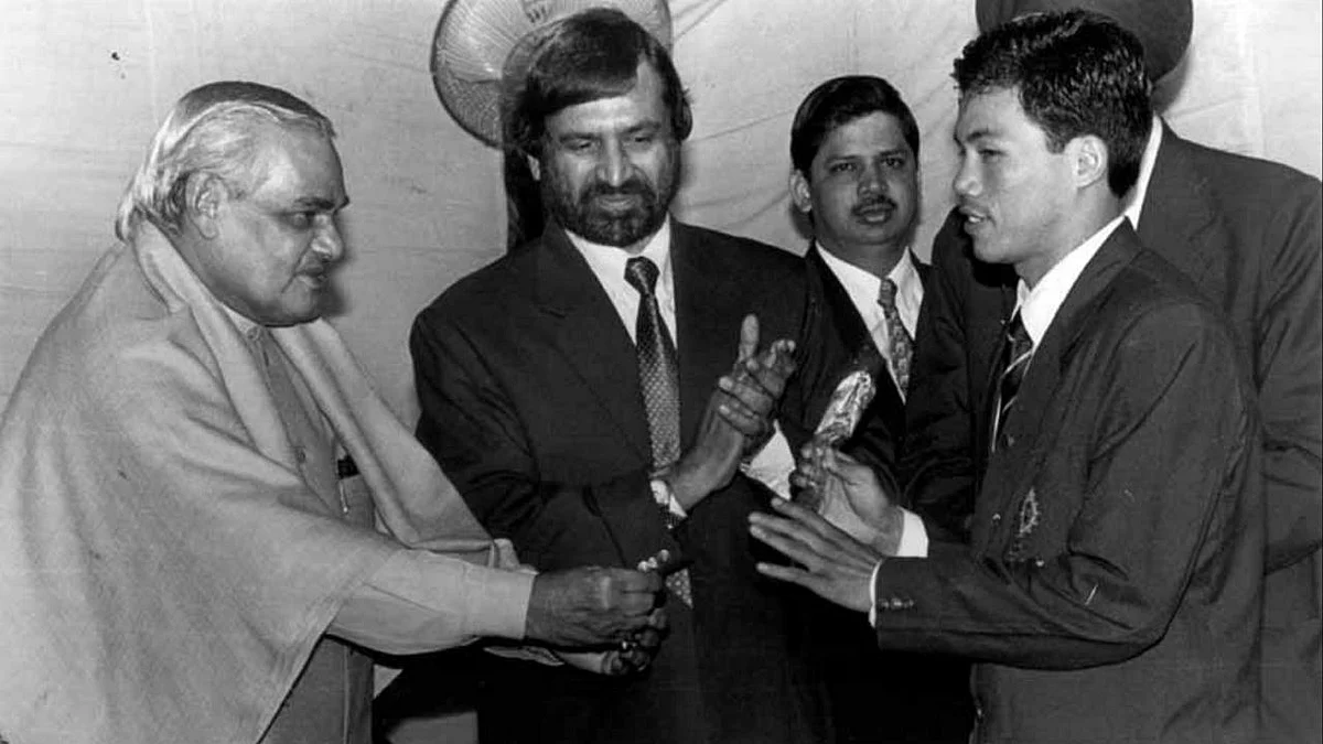 Dingko Singh being felicitated by former Prime Minister Atal Bihari Vajpayee. 