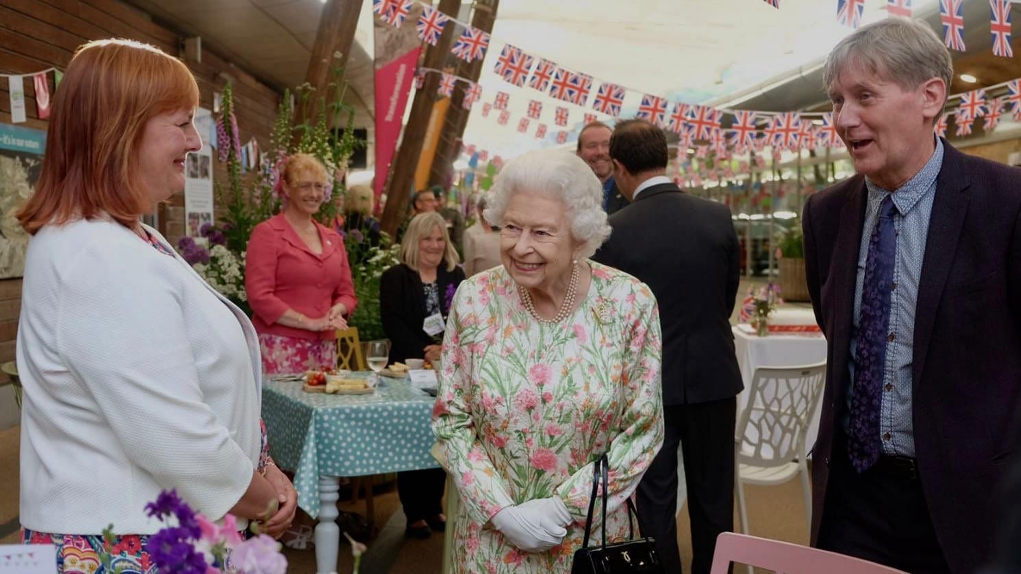 Queen amuses G7 Summit guests