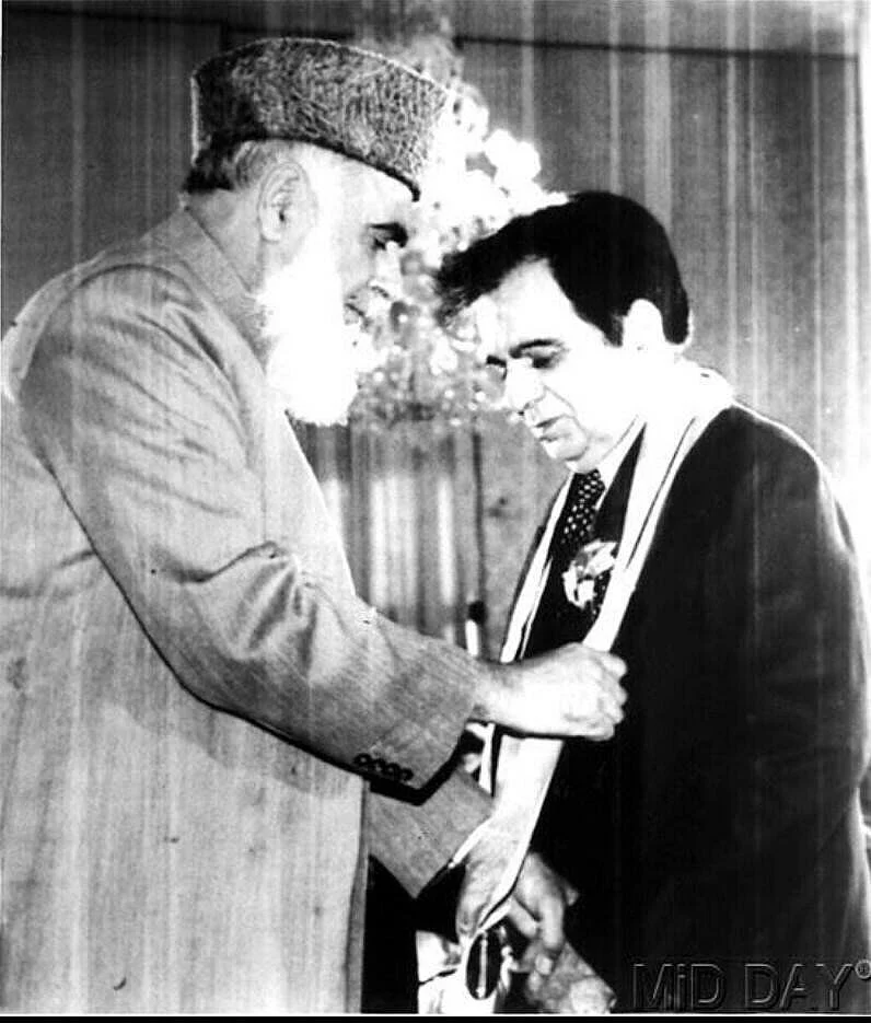 <div class="paragraphs"><p>Dilip Kumar being awarded with Nishan-e-Imtiaz, the highest civilian honour of Pakistan by the then then President of Pakistan, Rafiq Tarar.</p></div>
