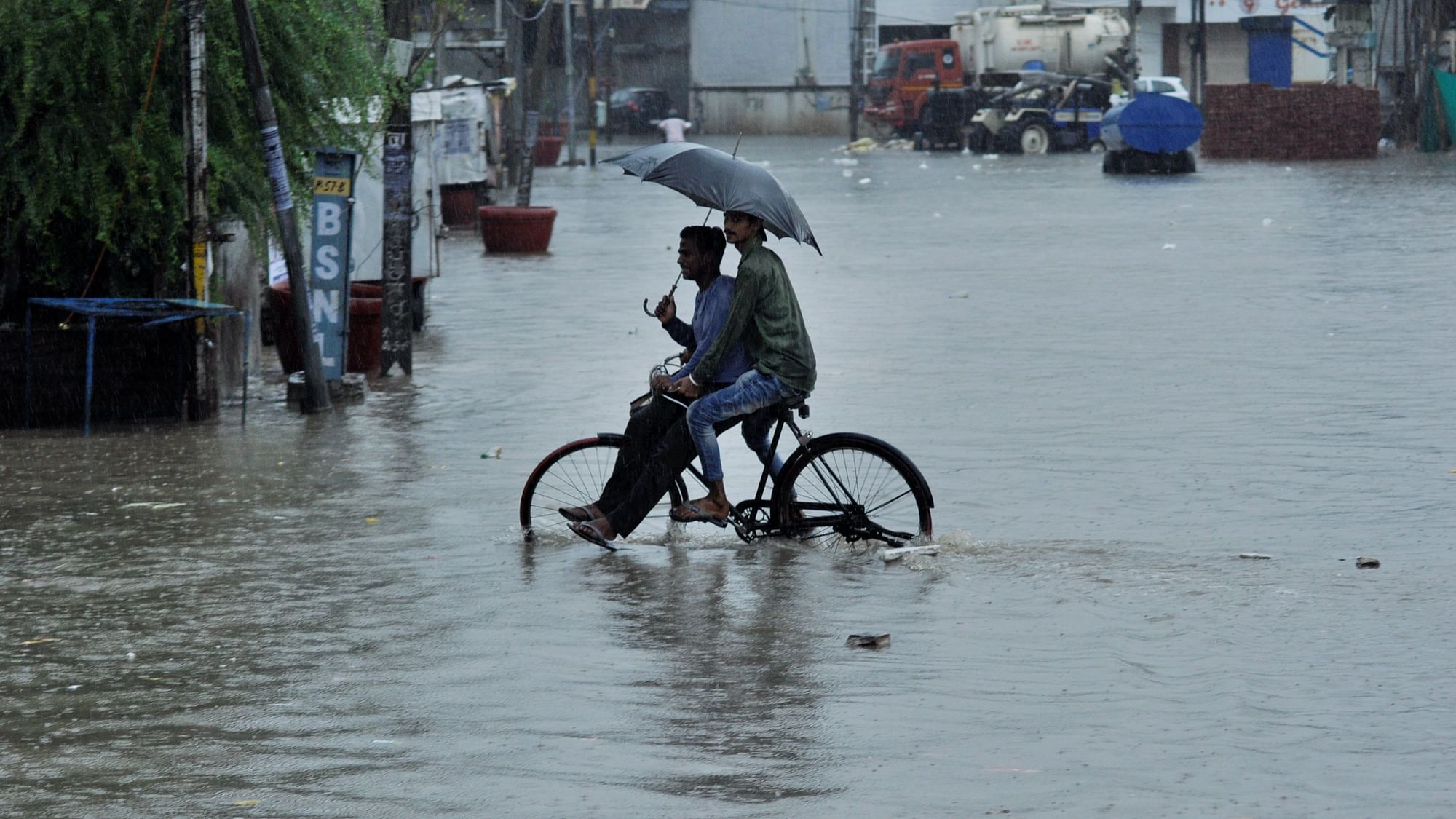 <div class="paragraphs"><p>Rains in Delhi-NCR disrupt traffic, cause waterlogging in several areas.</p></div>