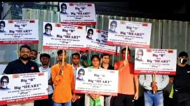 <div class="paragraphs"><p>MNS workers protest outside Amitabh Bachchan's residence.</p></div>