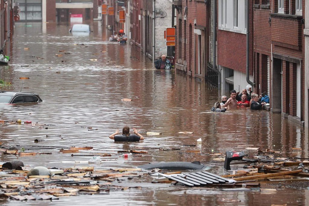 Several houses, roads, and cars in have been flooded and wrecked by the heavy rain in Germany.