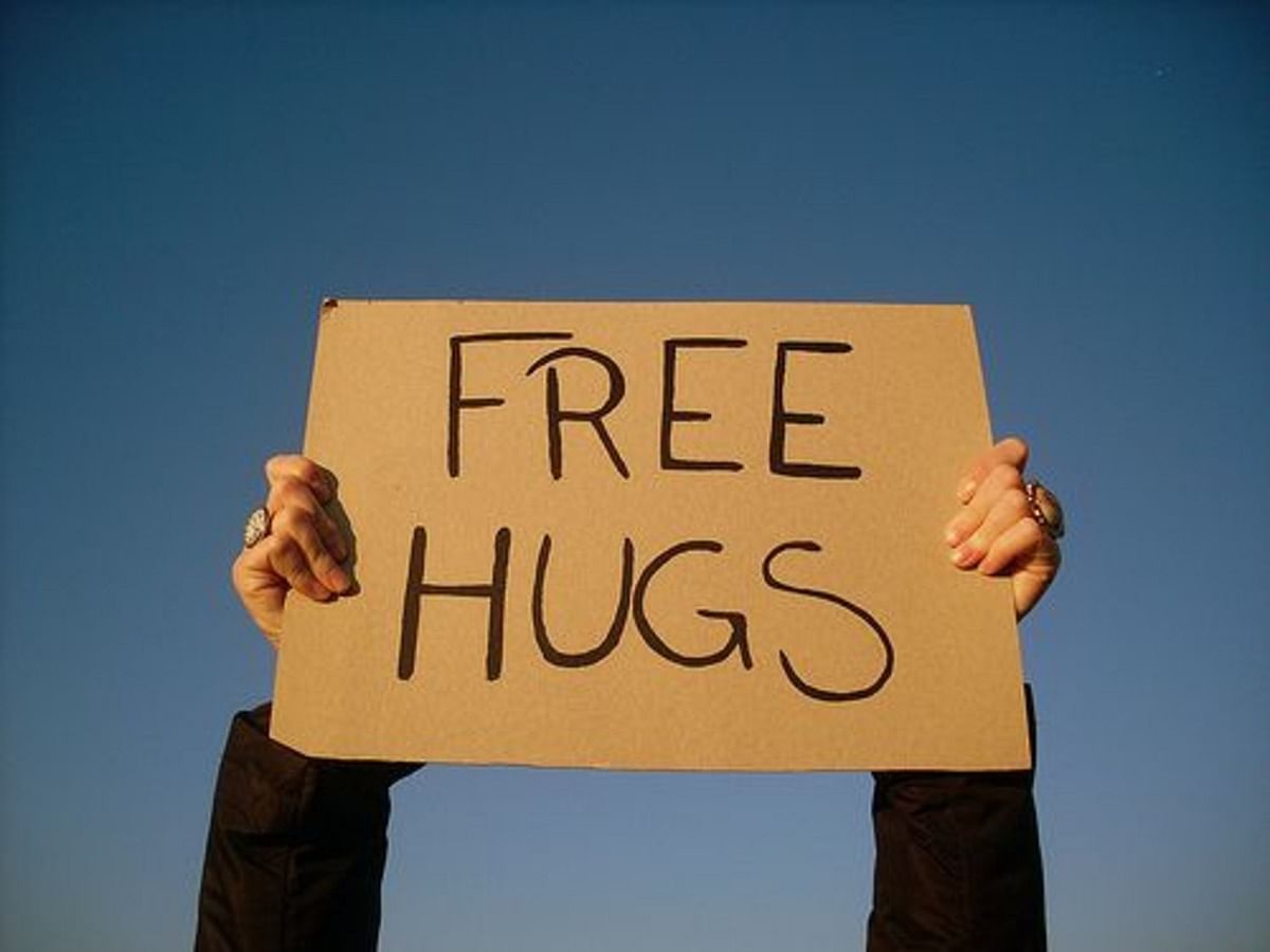 Ôm trao yêu thương để nhận lại yêu thương Free Hug 