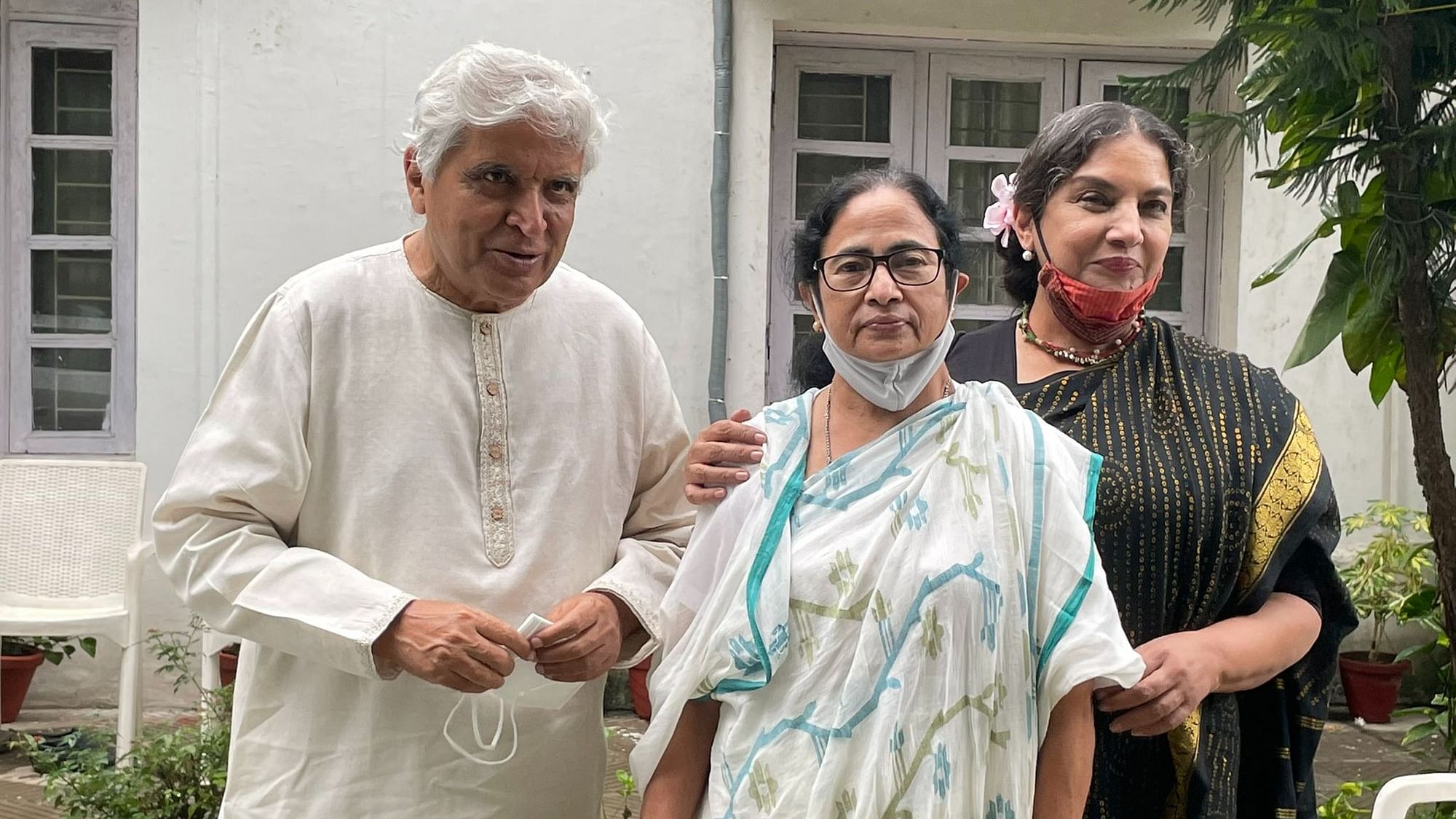 <div class="paragraphs"><p>West Bengal Chief Minister Mamata Banerjee, who is on a four-day long visit to Delhi, on Thursday, 29 July, met lyricist-poet Javed Akhtar and wife, actor Shabana Azmi.</p></div>