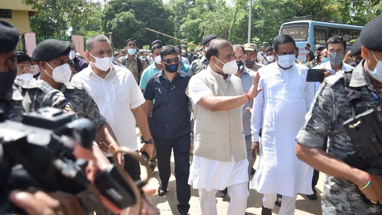 <div class="paragraphs"><p>Assam Chief Minister Himanta Biswa Sarma on Tuesday, 27 July, visited Silchar Medical College and Hospital to meet the police personnel injured on Monday.</p></div>