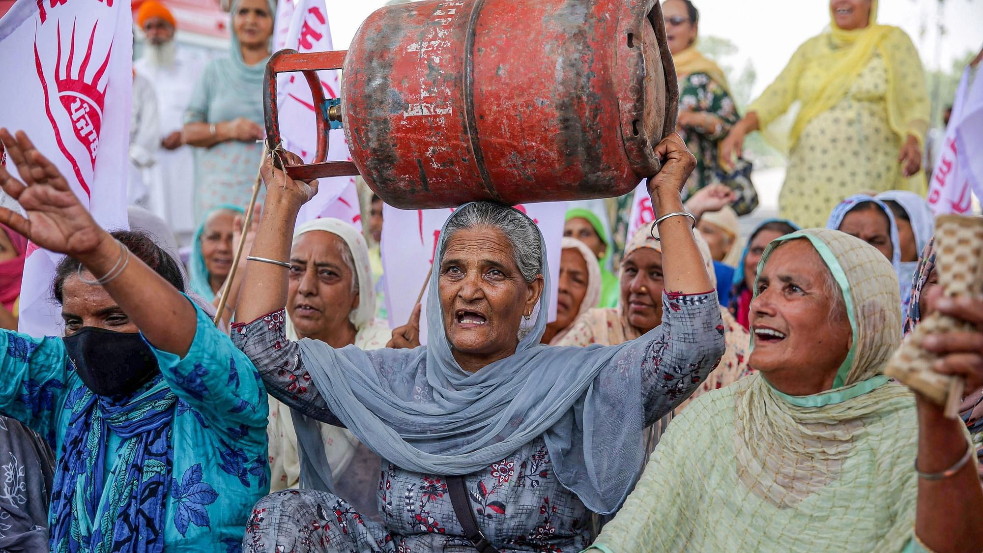 <div class="paragraphs"><p>Farmers shout slogans against Prime Minister Narendra Modi during a protest against the hike in petrol, diesel and cooking gas prices, at the Golden Gate on the outskirts of Amritsar on Thursday, 8 July.</p></div>