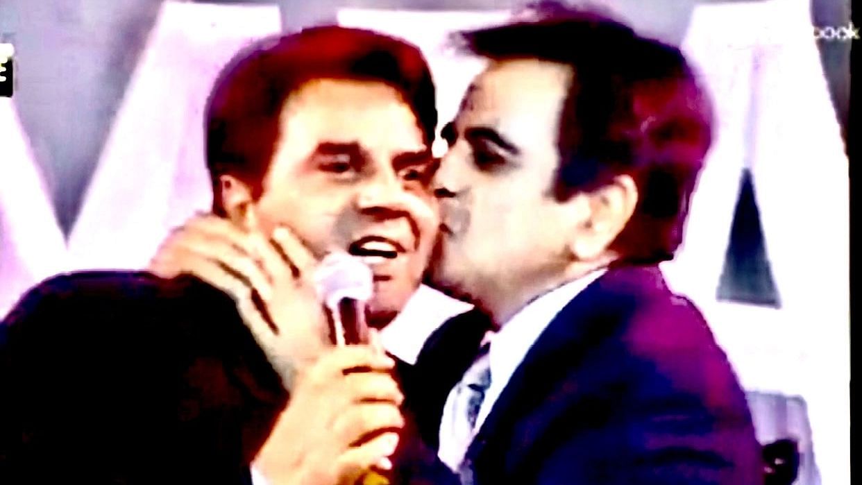 <div class="paragraphs"><p>Dharmendra and late Dilip Kumar</p></div>