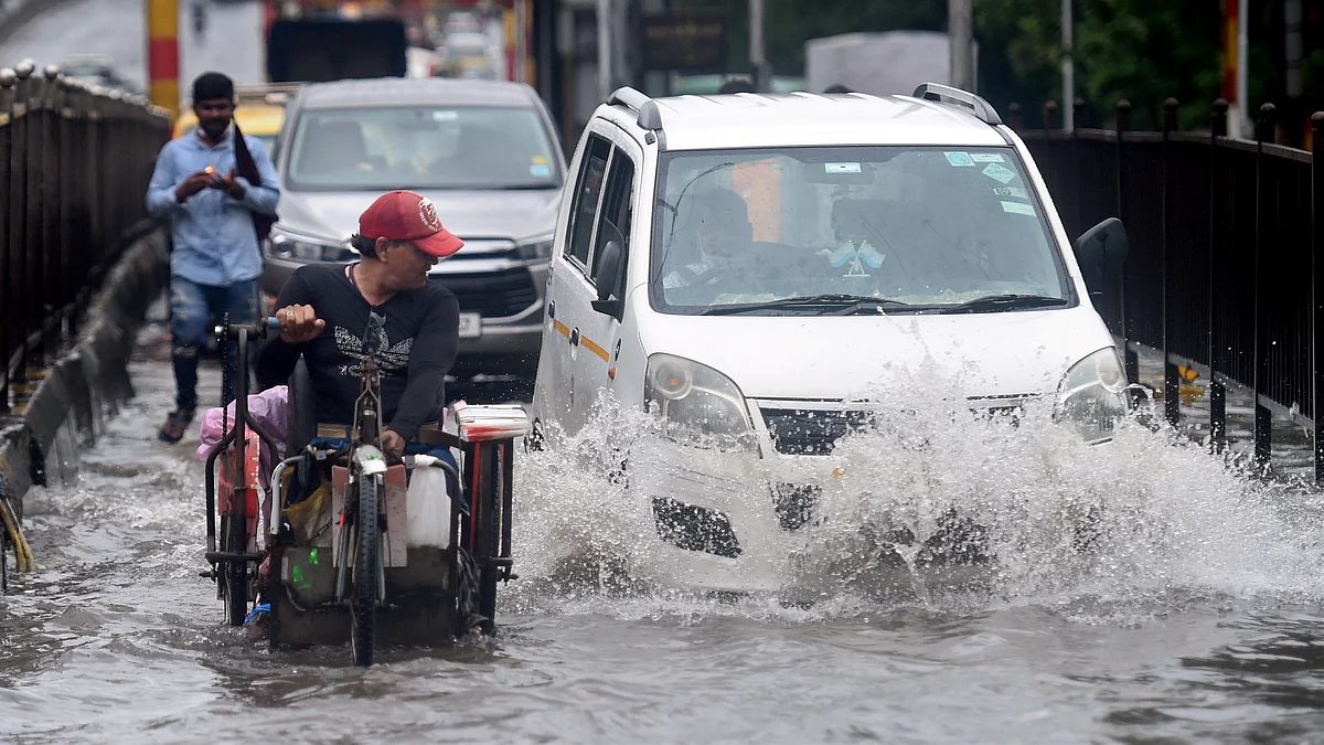 <div class="paragraphs"><p>Mumbai: Commuters wade through a waterlogged street at Kings Circle, in Mumbai<br></p></div><div class="paragraphs"><p><br></p></div>