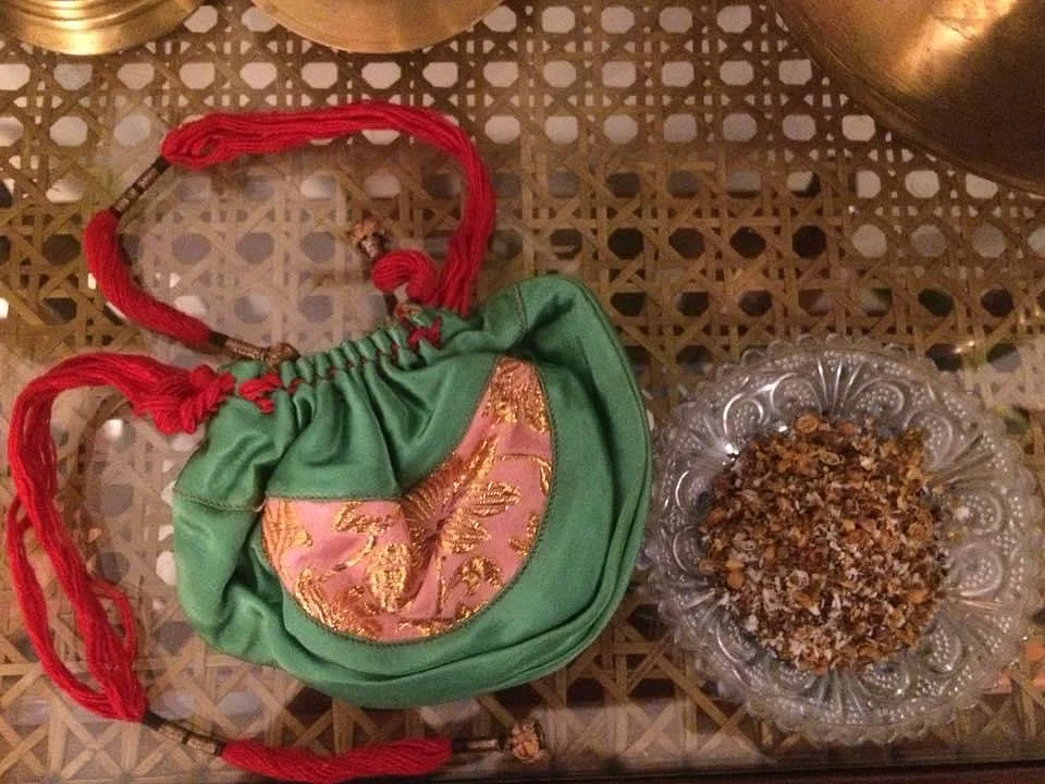 <div class="paragraphs"><p>A <em>batua </em>made by the author's grandmother.</p></div>