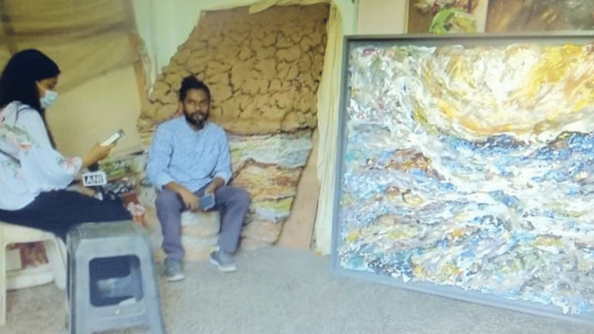 <div class="paragraphs"><p>Artist Manveer Singh transforms 250 kg plastic waste into art</p></div>
