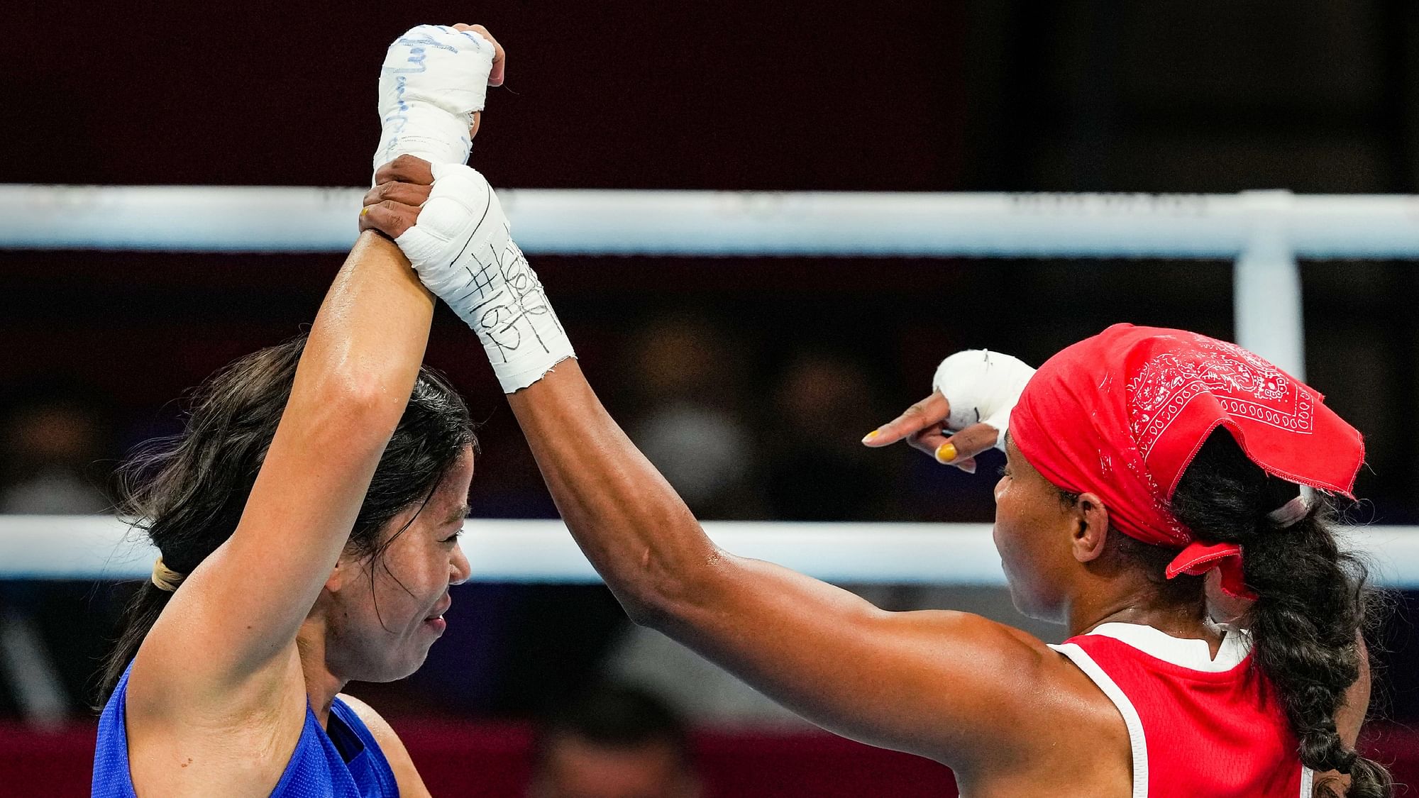 <div class="paragraphs"><p>Mary Kom raised her hand even after it was announced that the 'red' won the match</p></div>