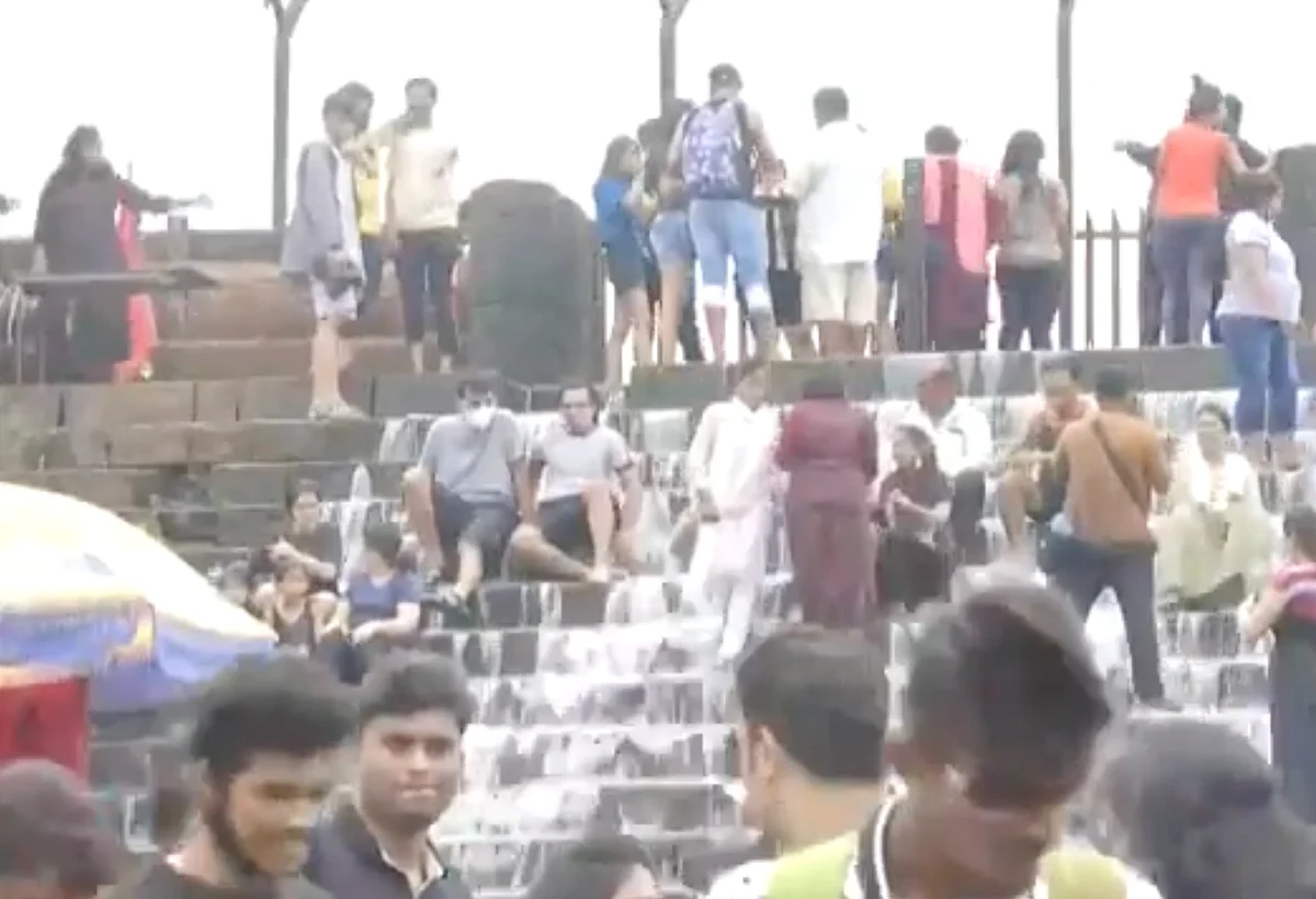 <div class="paragraphs"><p>Tourists at Lonavala.</p></div>