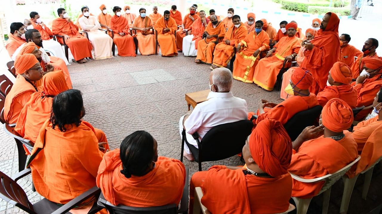 <div class="paragraphs"><p>BS Yediyurappa with Lingayat seers.</p></div>