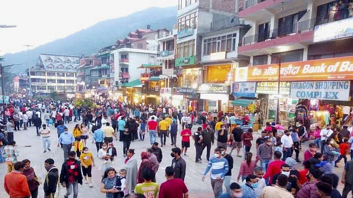<div class="paragraphs"><p>Crowds at Mall Road, Manali</p></div>