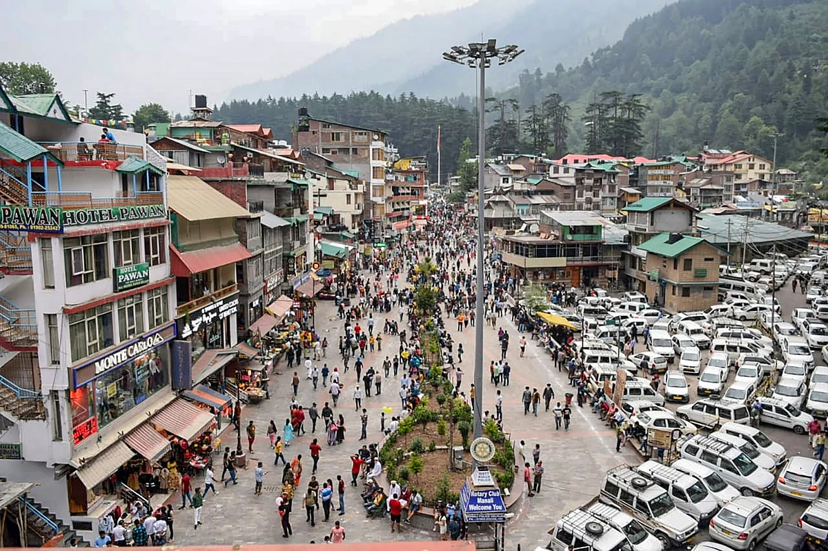<div class="paragraphs"><p>Tourists visit the Mall Road area after relaxation in COVID-19 curfew in Manali.</p></div>