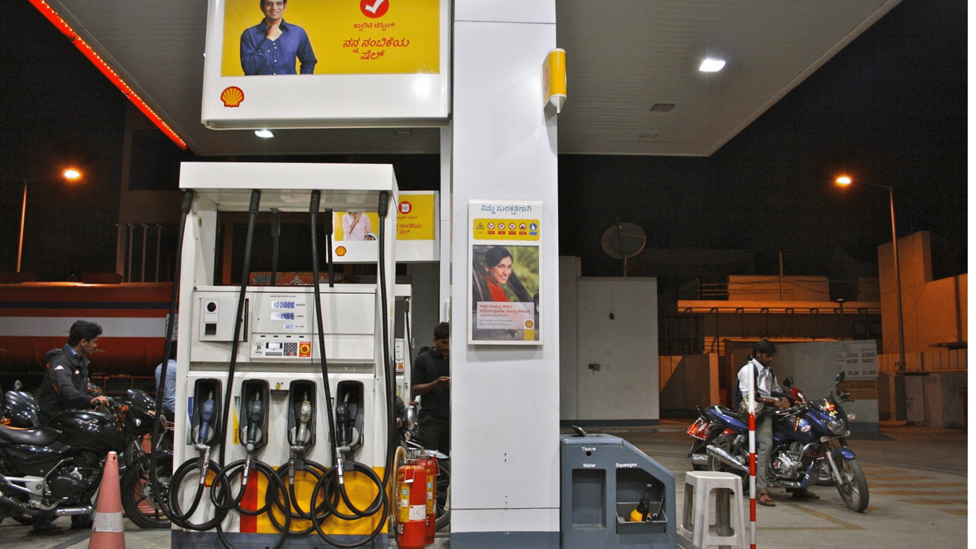 <div class="paragraphs"><p>Representational image. Fuel station in Mysuru provides free petrol to COVID-19 volunteeers.</p></div>
