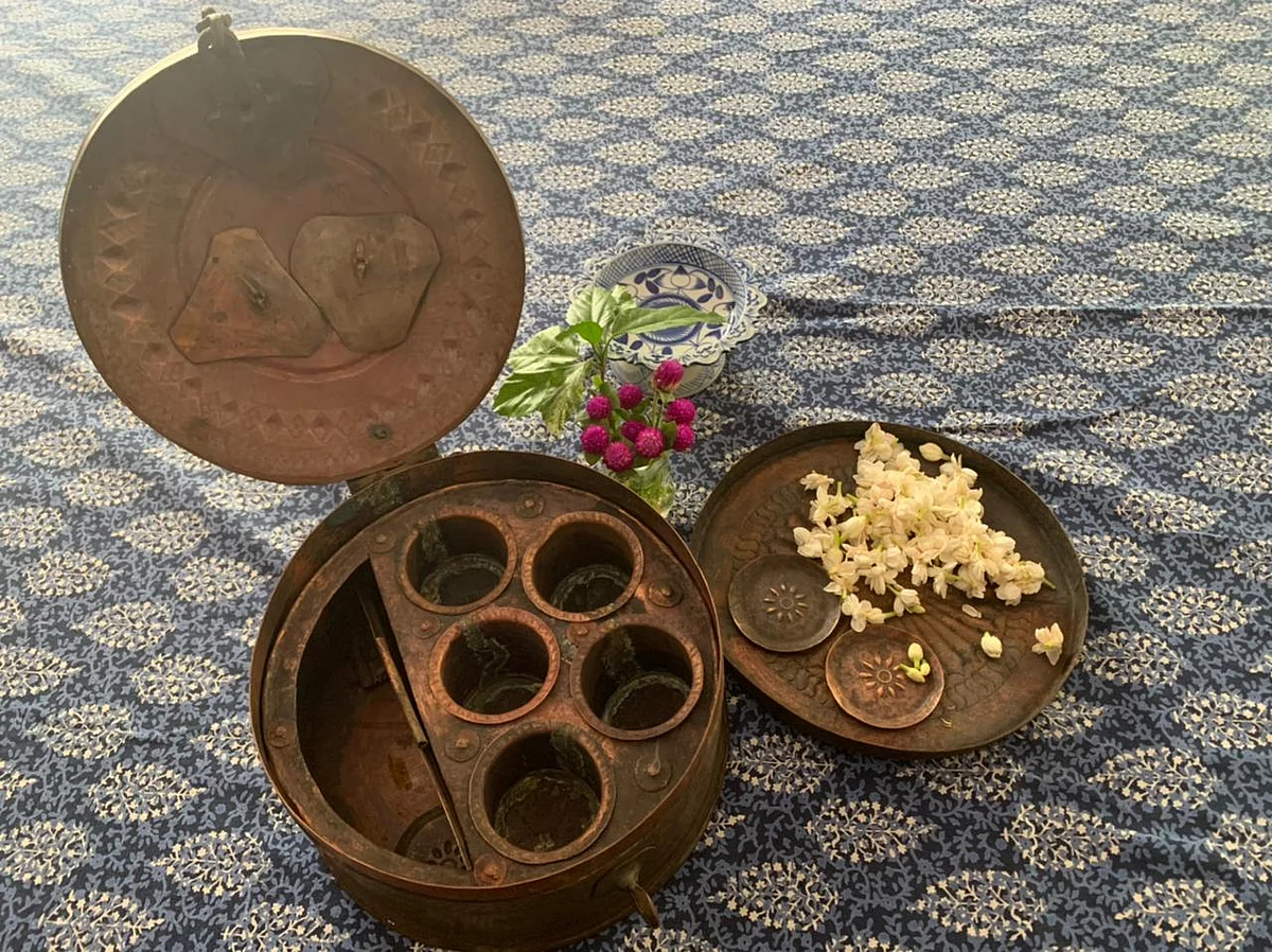 <div class="paragraphs"><p>A traditional <em>paandan </em>with the <em>quliyan.</em></p></div>