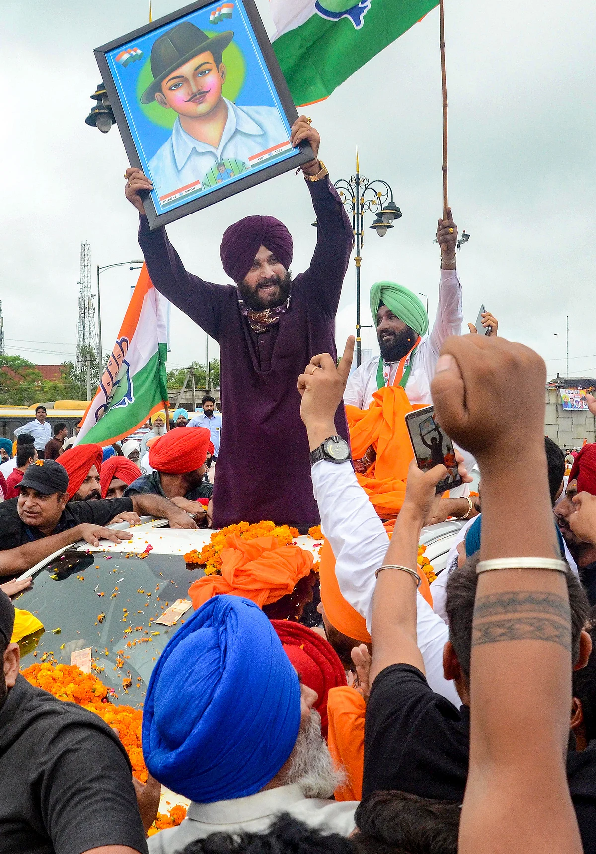 <div class="paragraphs"><p>Newly appointed Punjab Pradesh Congress Committee President Navjot Singh Sidhu being welcomed by his supporters during his visit to Amritsar.</p></div>