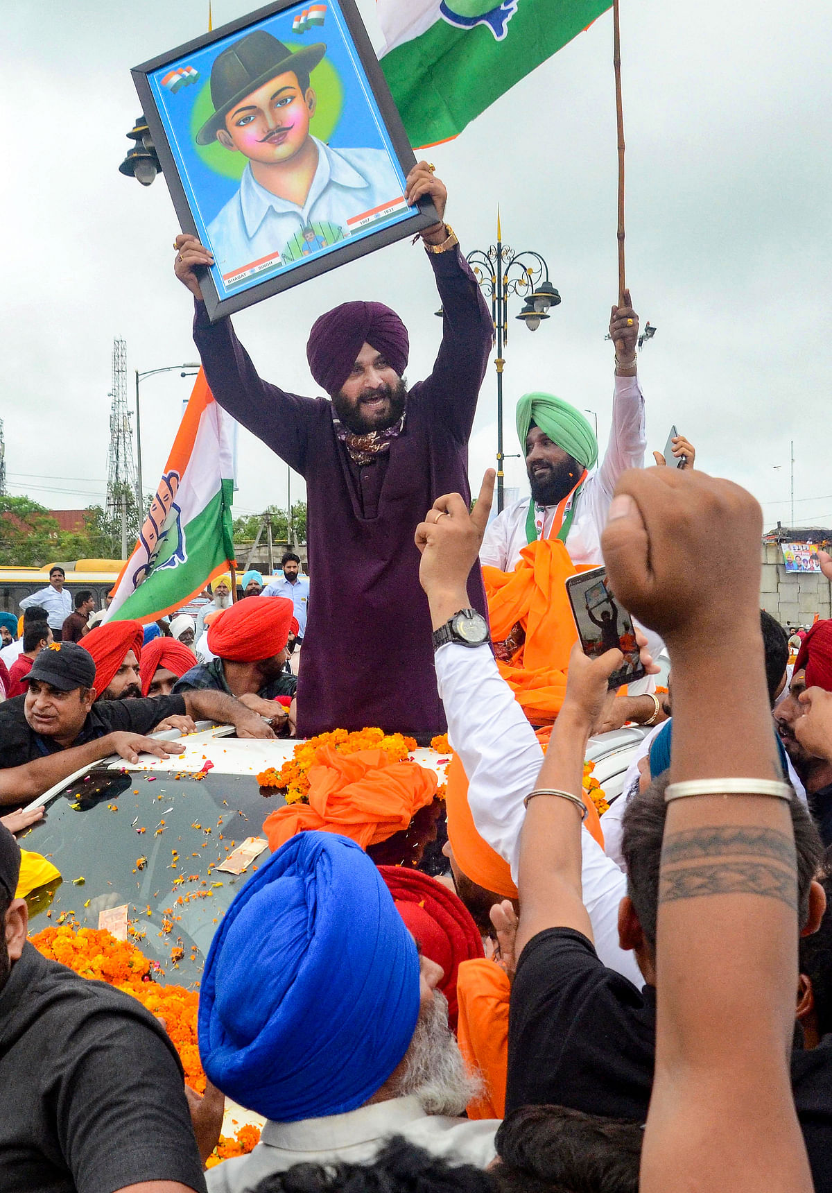 The original image shows Sidhu holding freedom fighter Bhagat Singh's poster at a roadshow in Amritsar on 20 July.
