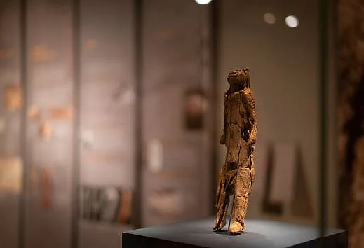<div class="paragraphs"><p>The claim uses the sculpture's photograph from a slightly different angle.</p></div>