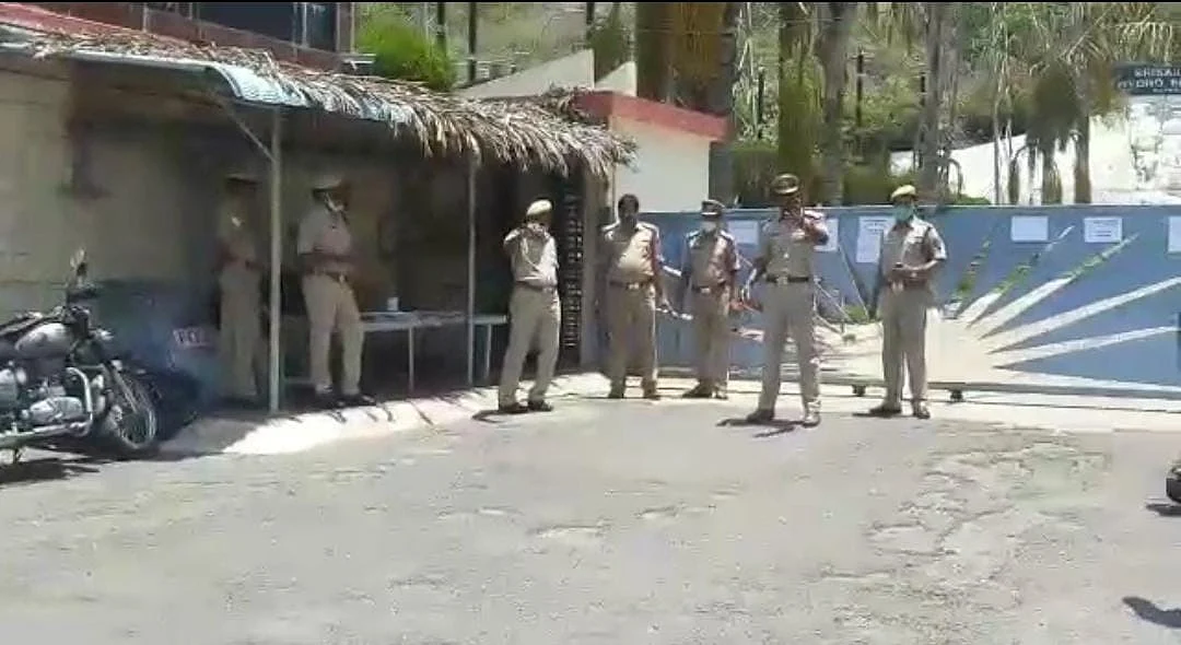 <div class="paragraphs"><p>Police personnel of Telangana stand guard near a hydel power project on Krishna river.</p></div>