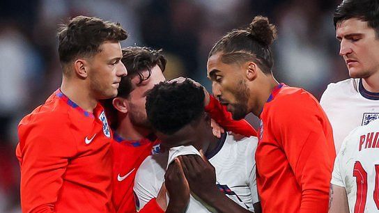 <div class="paragraphs"><p>Bukayo Saka being consoled by his teammates after missing a penalty in the Euro 2020 final against Italy at Wembley</p></div>