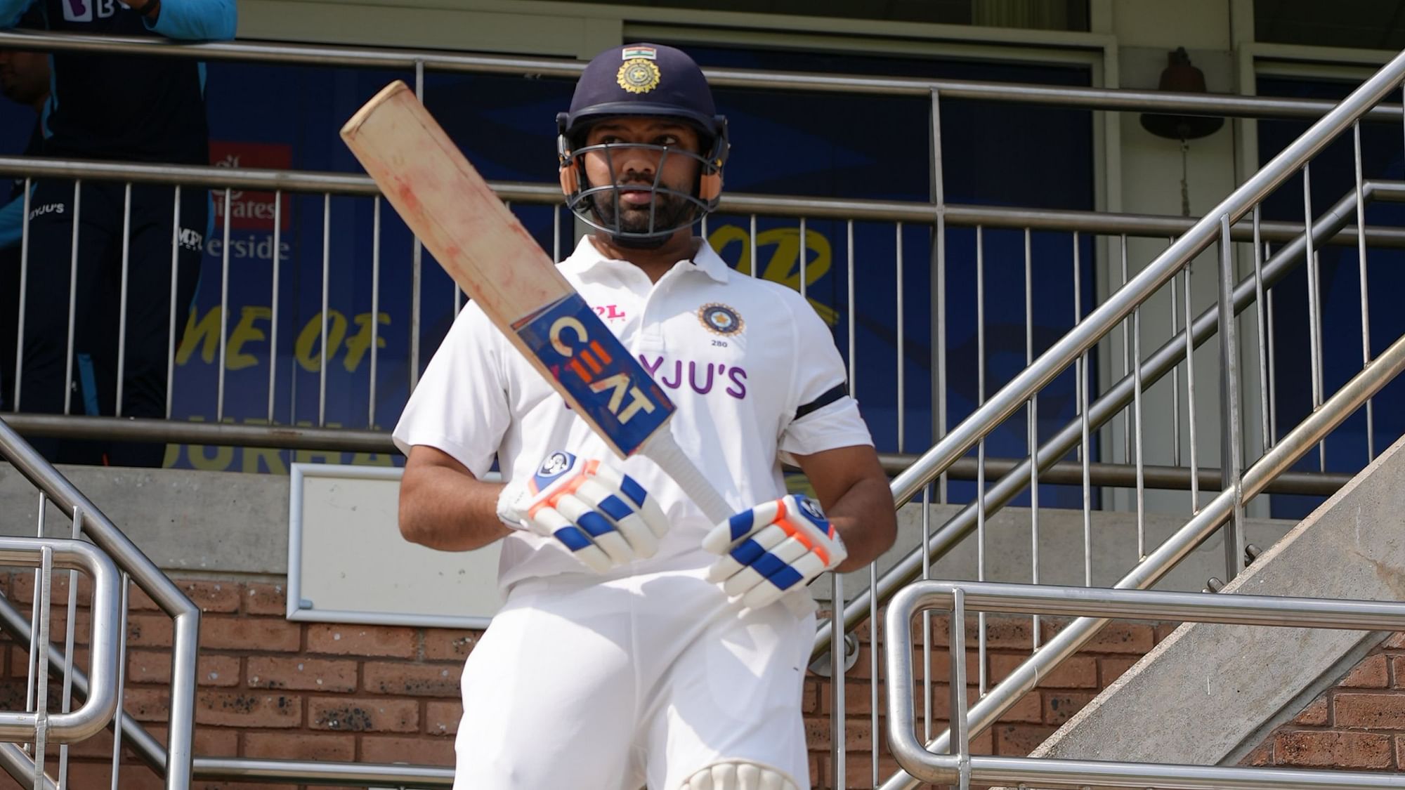 <div class="paragraphs"><p>Rohit Sharma walks out to bat in Durham</p></div>