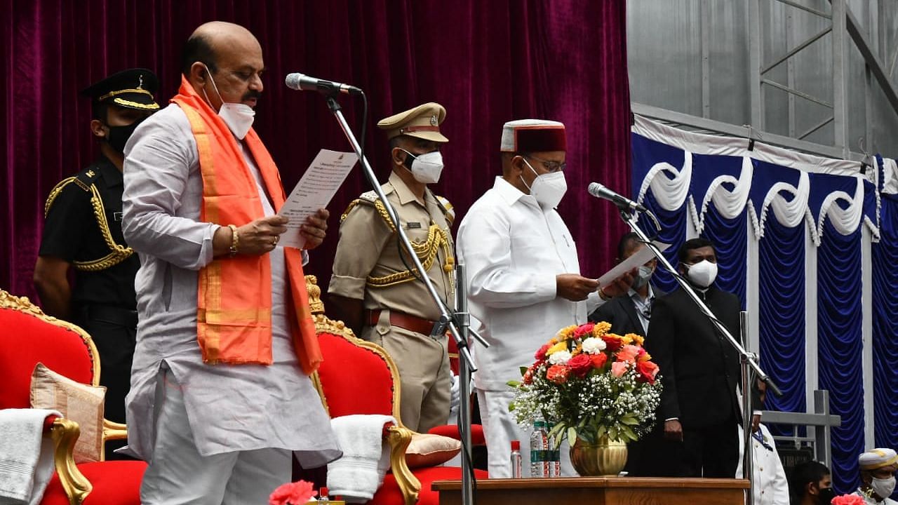 <div class="paragraphs"><p>Basavaraj S Bommai takes oath as Chief Minister of Karnataka. Thaawarchand Gehlot administers the oath.</p></div>