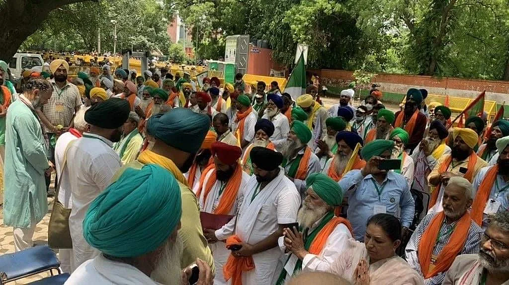 <div class="paragraphs"><p>Farmers paying tribute to their martyrs.</p></div>