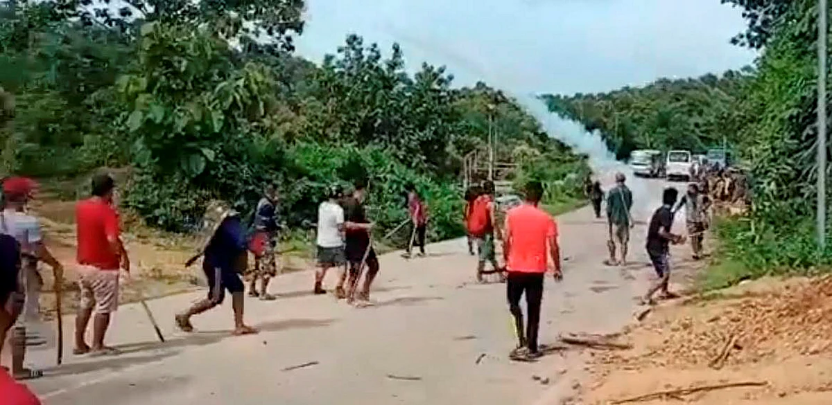 <div class="paragraphs"><p>Locals clash with policemen at Cachar district near the Assam-Mizoram border.</p></div>