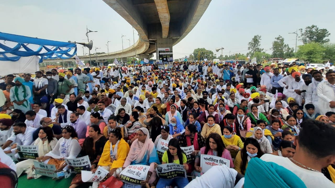<div class="paragraphs"><p>Aam Aadmi Party (AAP) workers were dispersed from a protest outside Punjab Chief Minister Amarinder Singh's 'Siswan Farm House' by the police, who used water cannons on the protesters.</p></div>