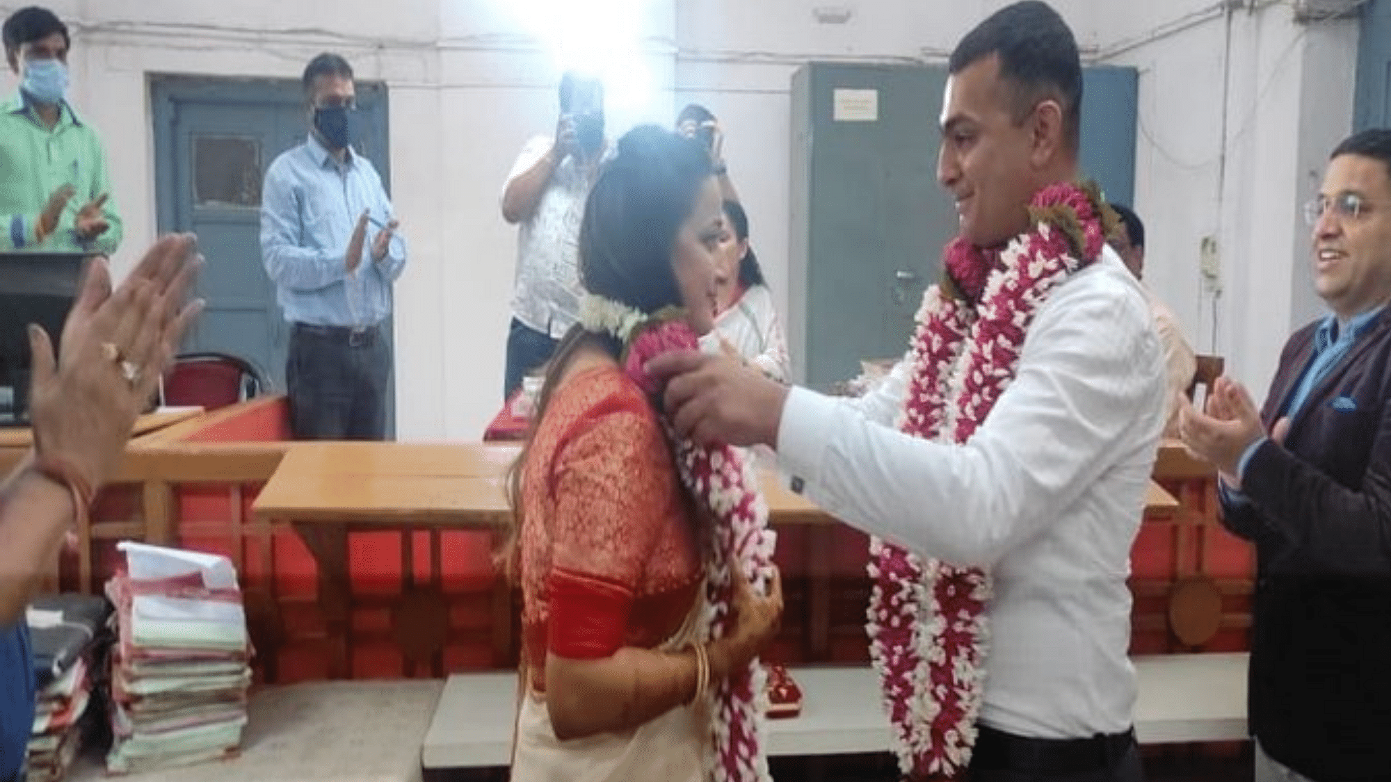 <div class="paragraphs"><p>Shivangi Dhar and Aniket Chaturvedi spent Rs 500 on a simple court marriage.</p></div>