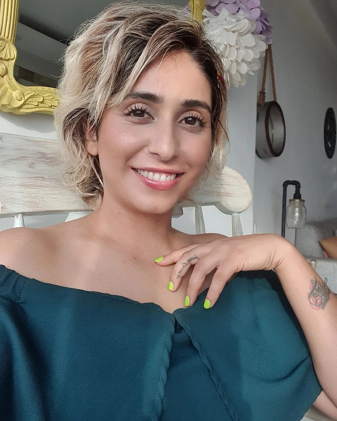 <div class="paragraphs"><p>Neha Bhasin. </p></div>