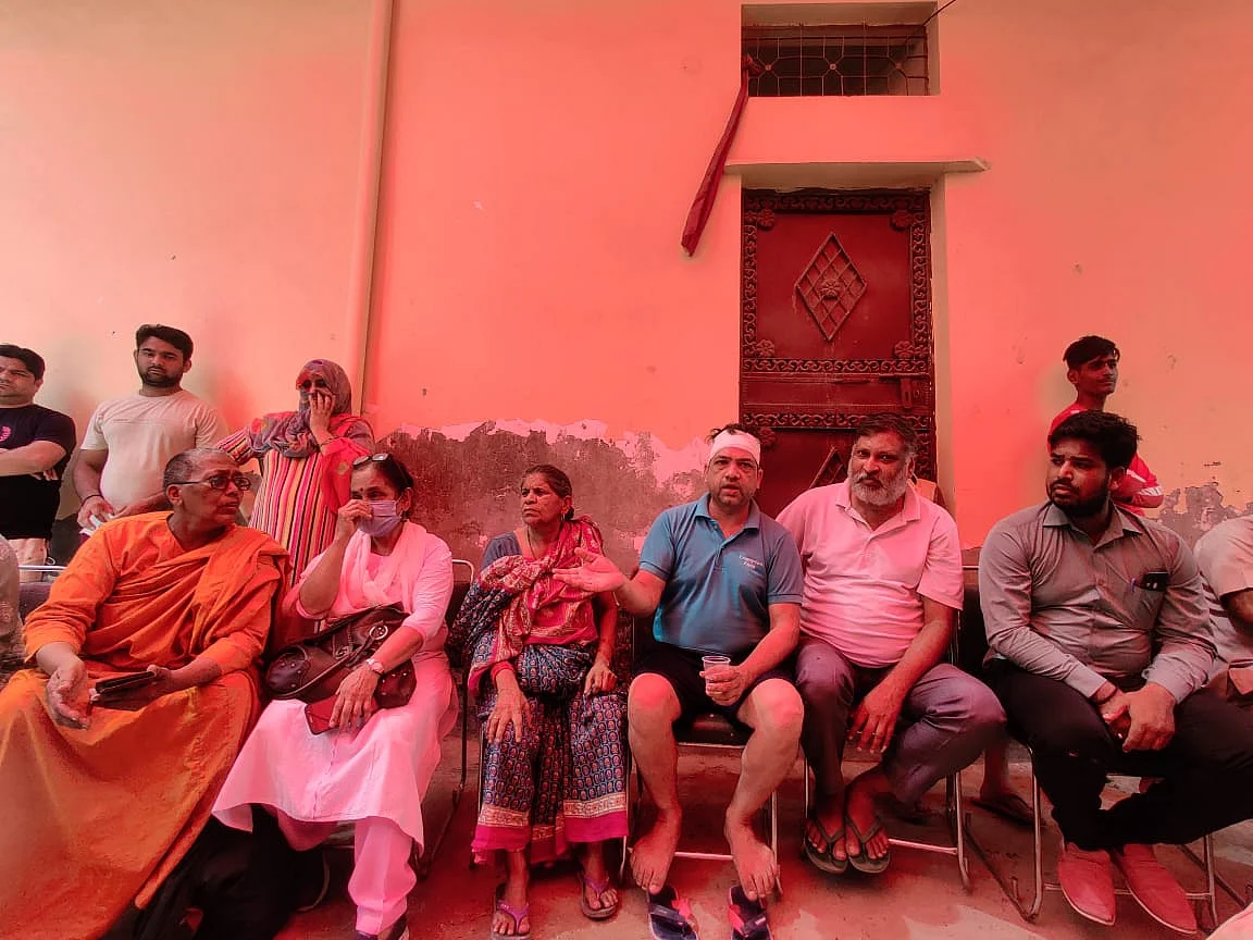 <div class="paragraphs"><p>Sitting in the middle (in blue), with a bandage on his head, is Ravi.</p></div>