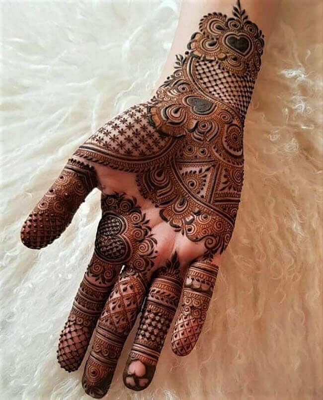 Here are some beautiful, easy and latest Mehndi Designs for Karwa Chauth 2021.