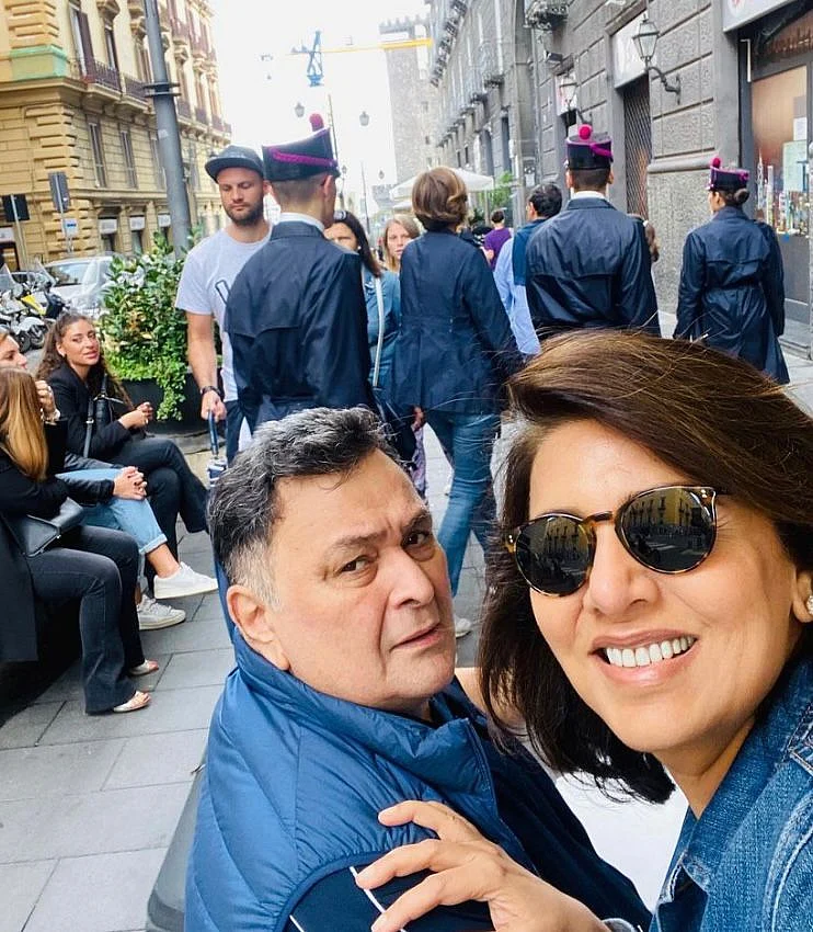 <div class="paragraphs"><p>Neetu Singh Kapoor takes a selfie with Rishi Kapoor.</p></div>