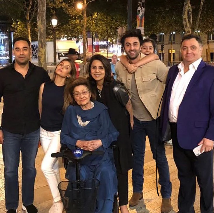 <div class="paragraphs"><p>Rishi Kapoor and Neetu Singh with Ranbir, Riddhima, Bharat and KrishnaRaj in Paris. </p></div>