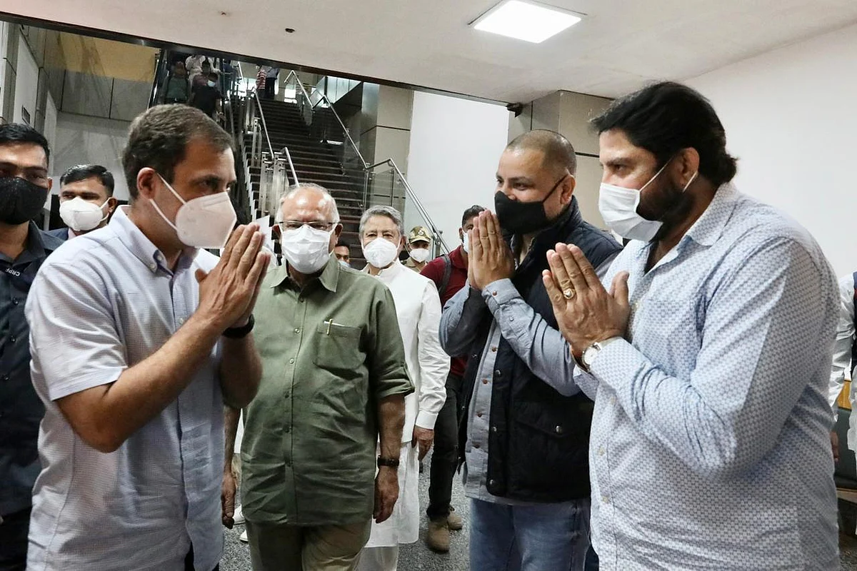 <div class="paragraphs"><p>Rahul Gandhi welcomed at Srinagar airport.</p></div>