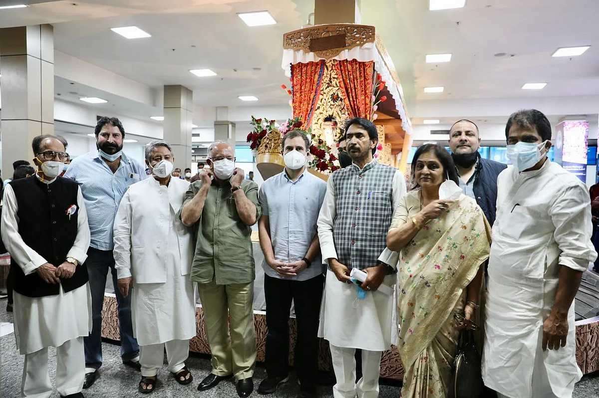 <div class="paragraphs"><p>Rahul Gandhi welcomed at Srinagar airport.</p></div>