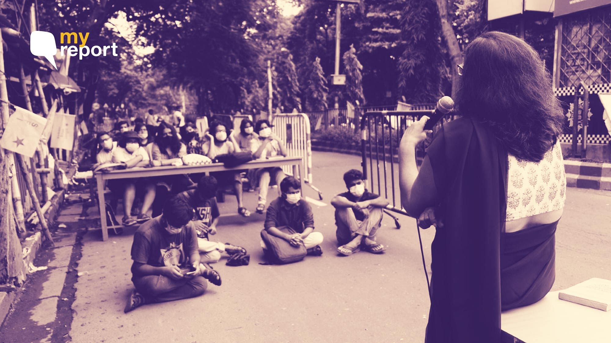 <div class="paragraphs"><p>Despite the rain, several students are turning up for these open-air classes on the pavement in front of Jadavpur University's gate.</p></div>