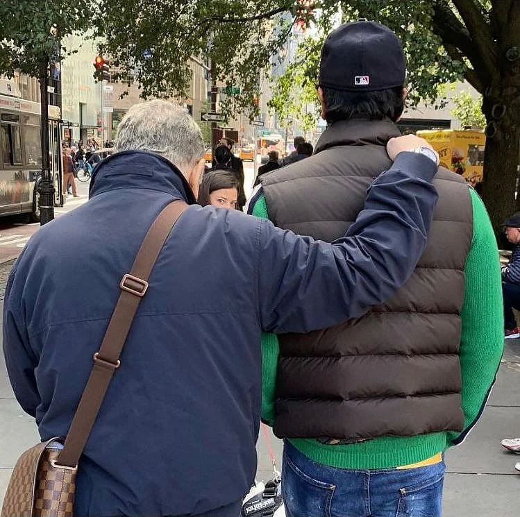 <div class="paragraphs"><p>Rishi Kapoor and Ranbir Kapoor photographed by Neetu Singh Kapoor.</p></div>