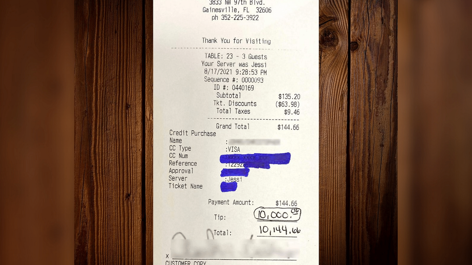 <div class="paragraphs"><p>Florida man leaves $10,000 tip for restaurant staff.</p></div>