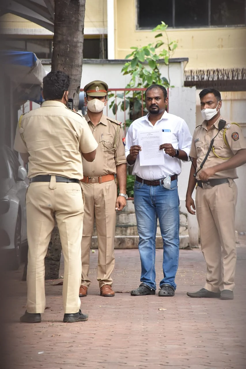 <div class="paragraphs"><p>A team of policemen outside Shilpa Shetty's house. </p></div>