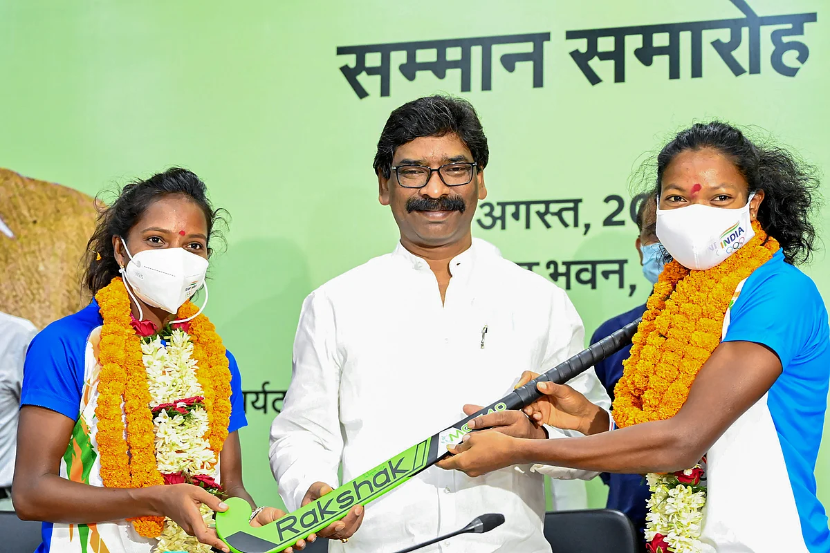 Photos: Friends And Family Celebrate the Return Of India's Olympic Stars
