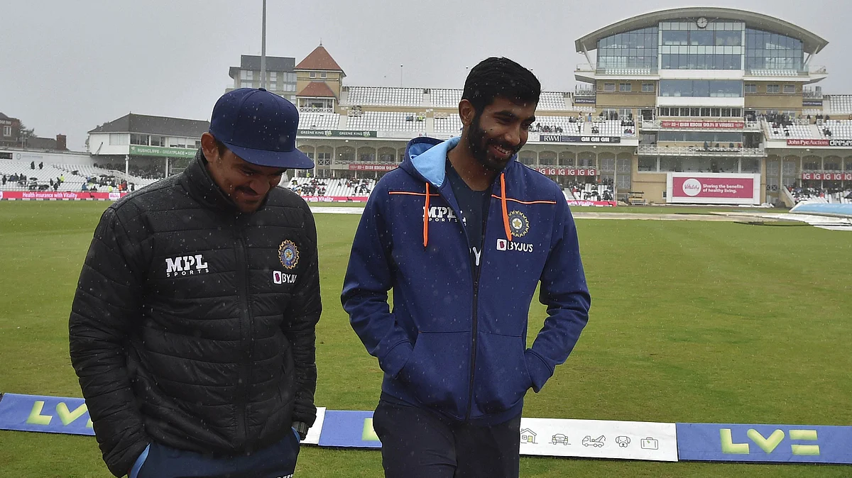 <div class="paragraphs"><p>Japrint Bumrah out for a stroll in the rain on Day Five.</p></div>