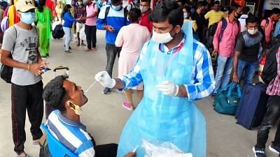 <div class="paragraphs"><p>A Bengaluru health worker takes a person's swab sample for COVID-19 testing. Picture used for representation only.</p></div>