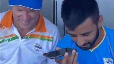 <div class="paragraphs"><p>Tokyo Olympics: Captain Manpreet Singh and Coach Graham Reid on the phone with PM Modi on Thursday</p></div>